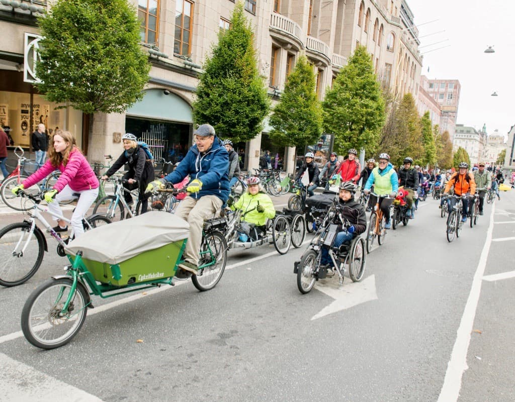 Många cyklar i ett tåg